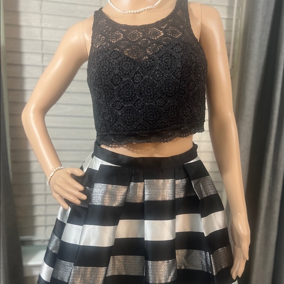 My Michelle 2 Piece Semi-Formal
Formal Junior Dress - Picture 4 of 16